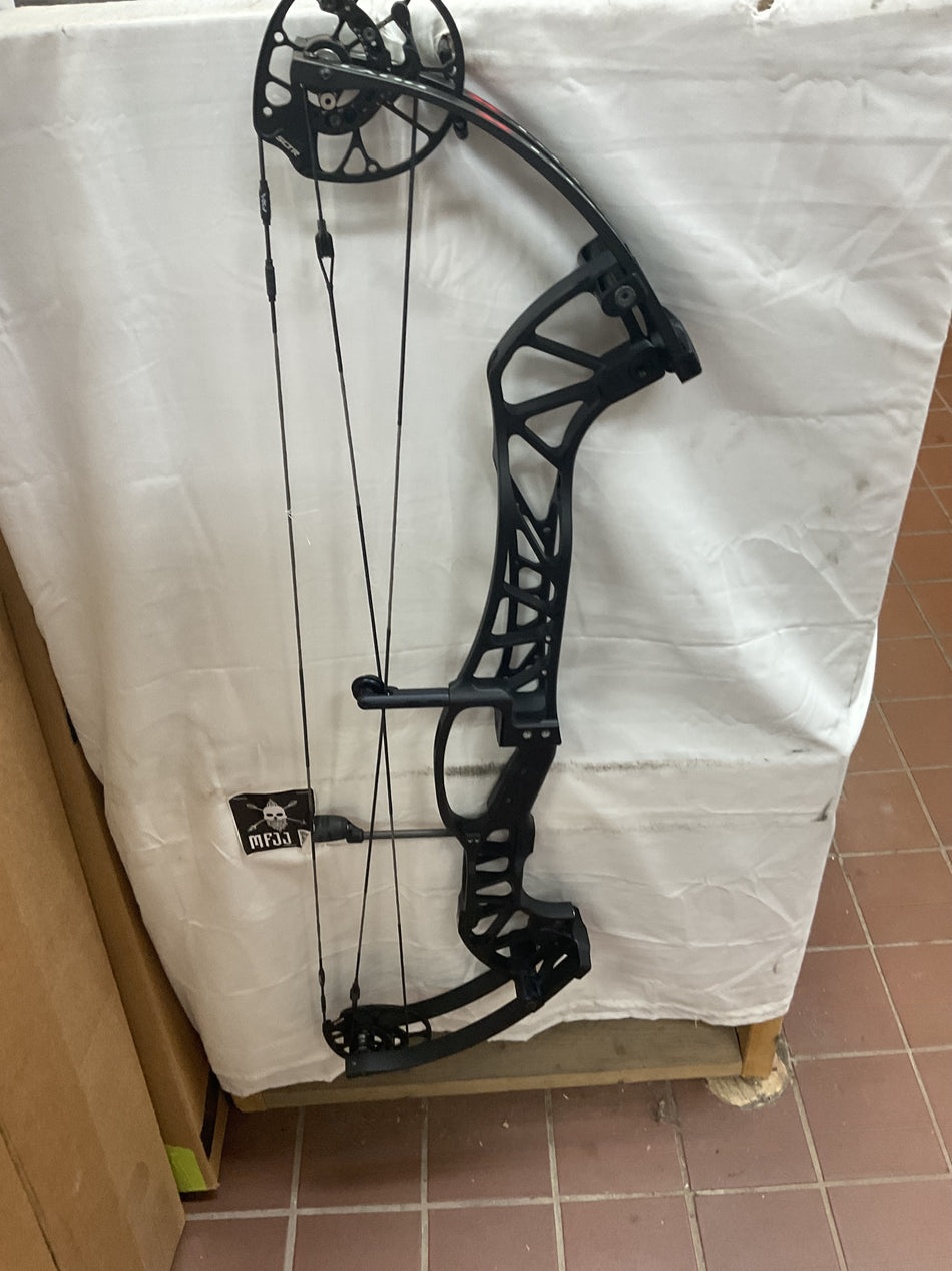 HOYT CONCEPT X 37 - RH/BLACK/60 - HCX37RHB60-1- USED BOW!!!