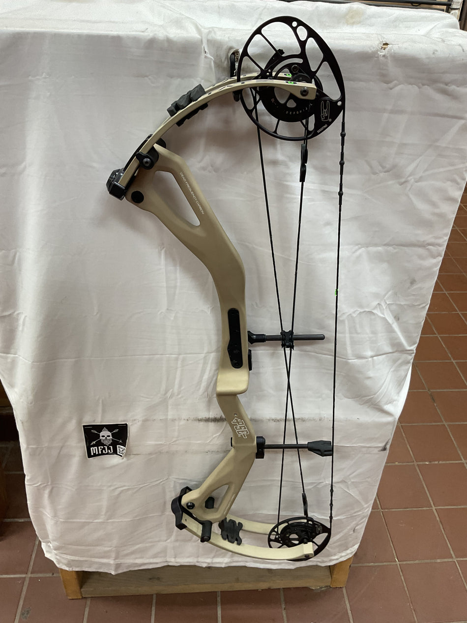 PSE CARBON LEVITATE - RH/Tan Nock On/70 - #PSELTS0B-8 - USED BOW!!!!
