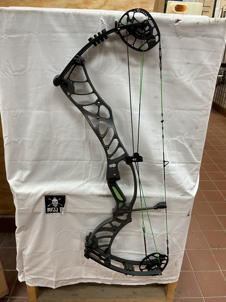 Hoyt Helix Ultra/Gray/LH-HHULHG65-PodiumOutlet-46