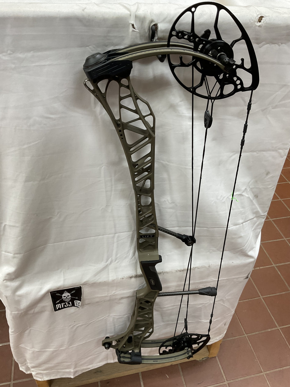 MATHEWS LIFT 33  - RH/Ambush/55-80# - #ML33RHA5580 - 63 - USED BOW!!!
