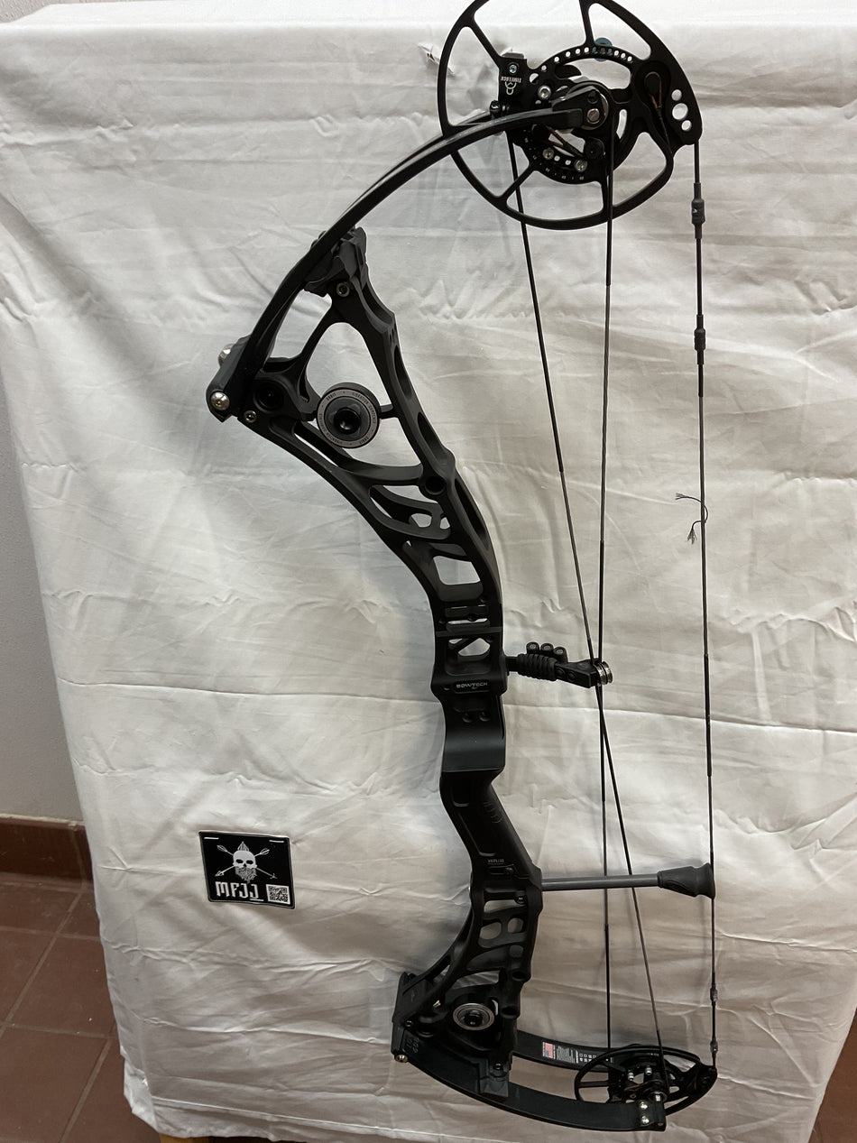 BOWTECH VIRTUE - RH/TAC BLACK/70 - BTVRHBLK70- 4 - USED BOW