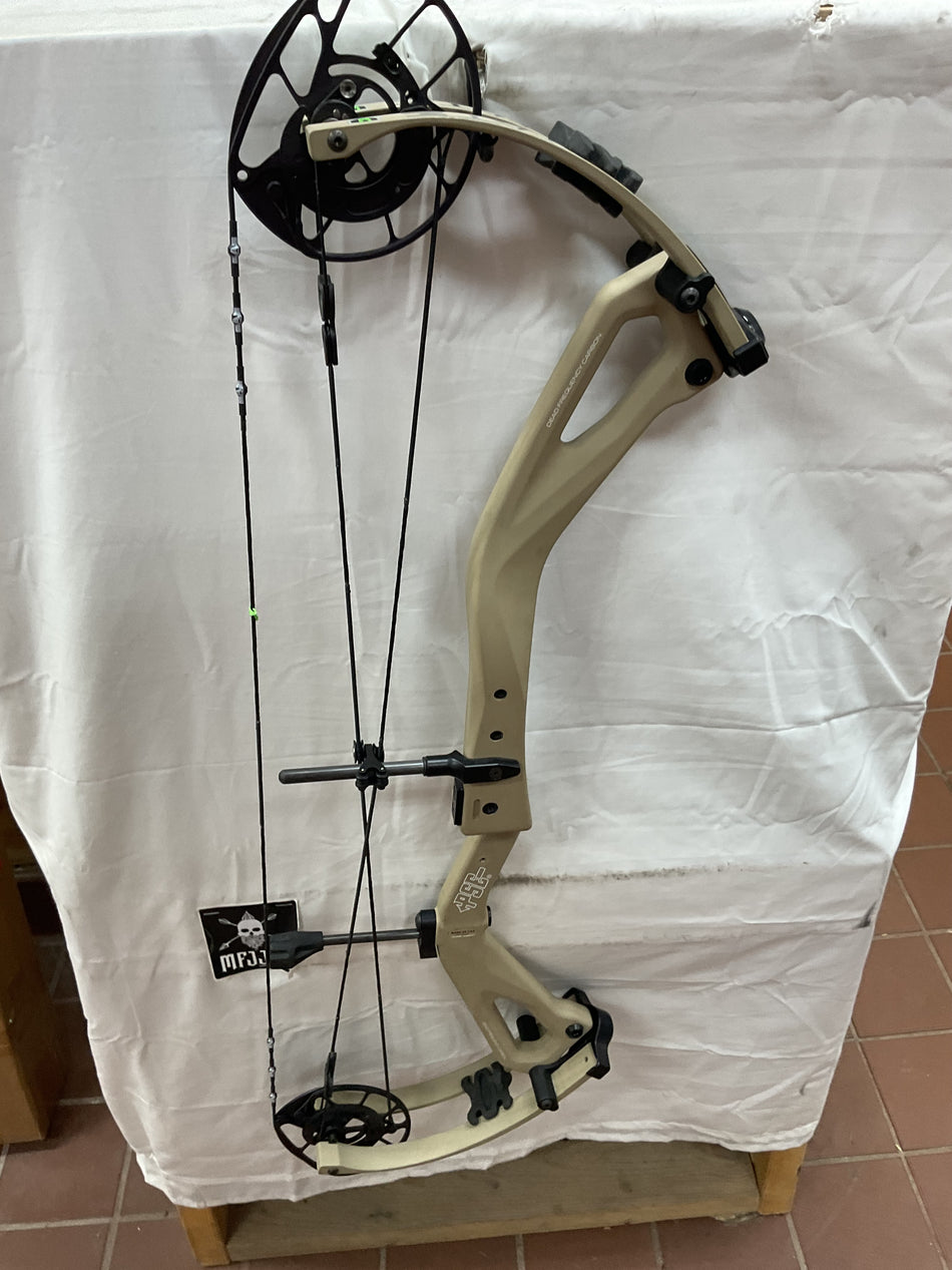 PSE CARBON LEVITATE - RH/Tan Nock On/70 - #PSELTS0B-8 - USED BOW!!!!