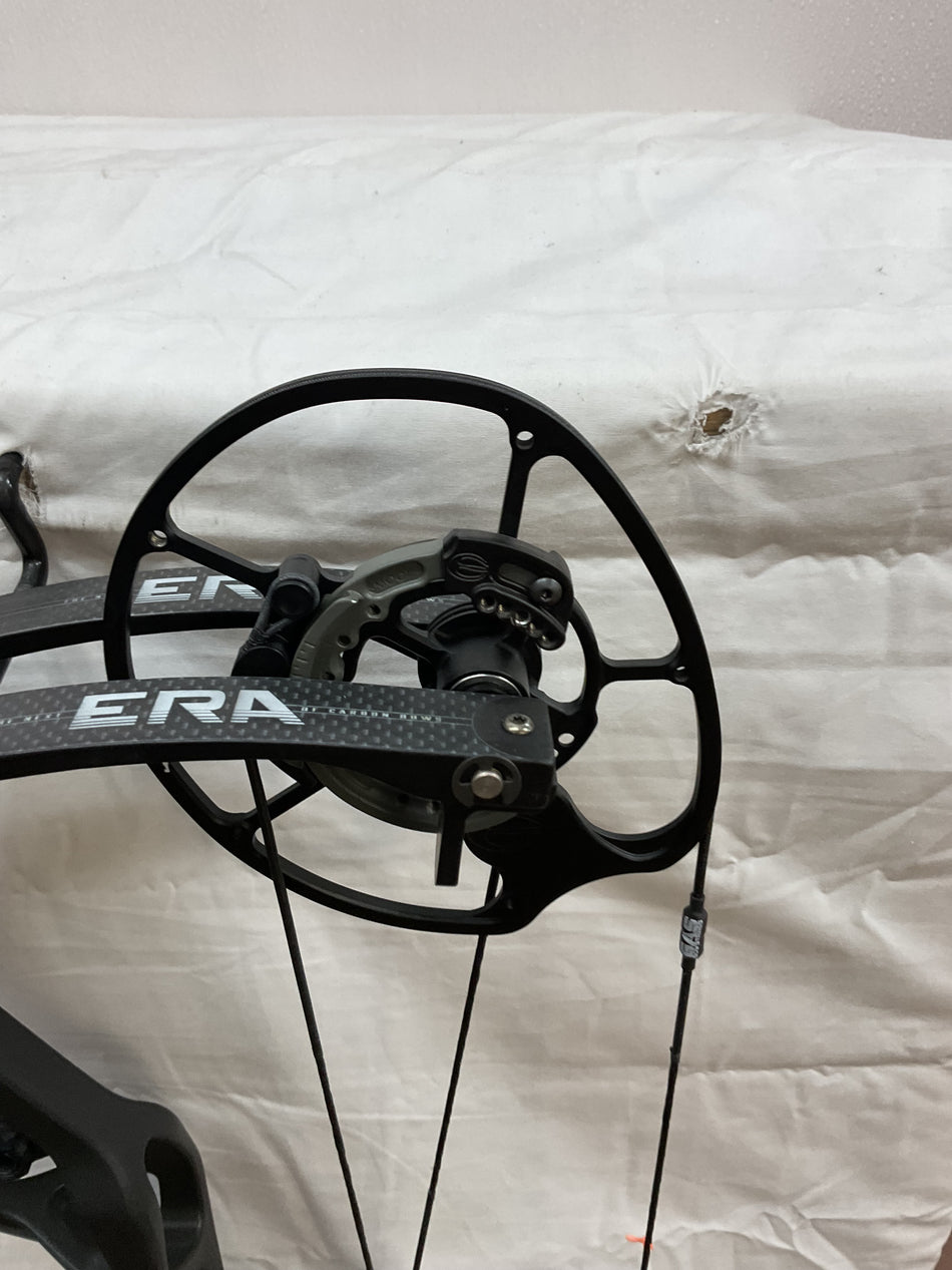 ELITE CARBON ERA - RH/BLACK/70 - #ECERHBLK70 - 4 - USED BOW!!!