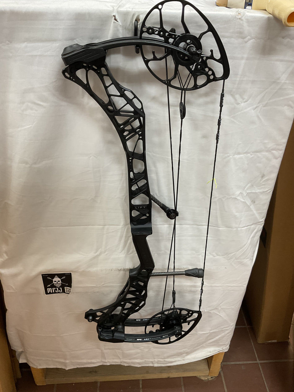 MATHEWS LIFT RS (HEAVY LIMB) - RH/Black/41-80# - MLRSRHB80 - 17 -USED BOW!!!