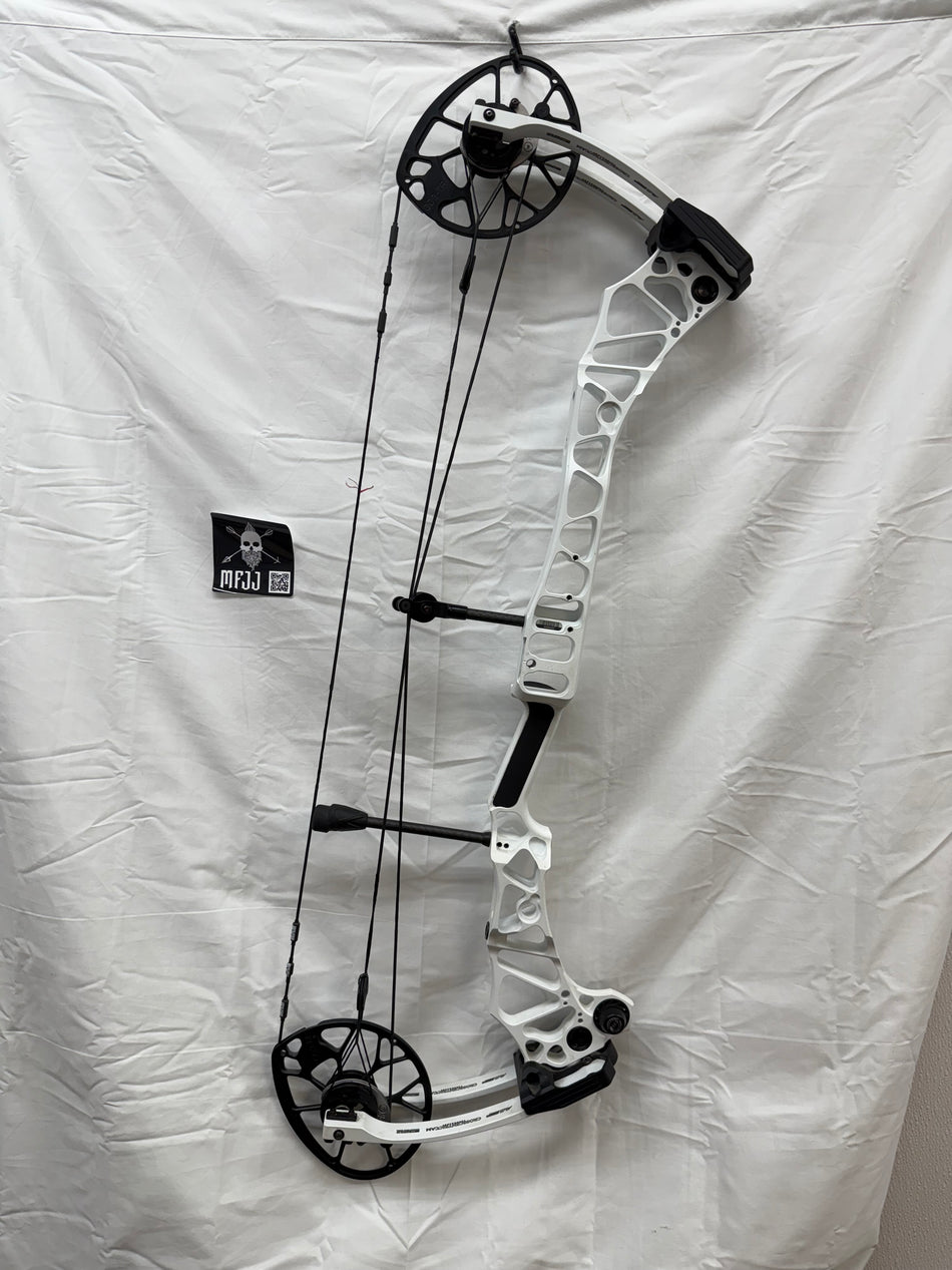 MATHEWS TRAVERSE - RH/WHITE/60-70# - MTRARHW70-1 - USED BOW