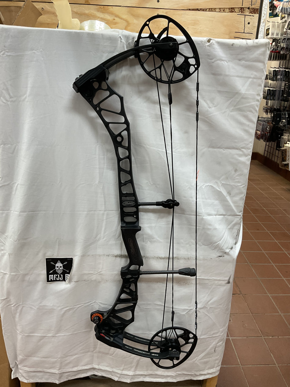 MATHEWS TRAVERSE - RH/Black/70# - MTRHB70 - 7 - USED BOW!!!