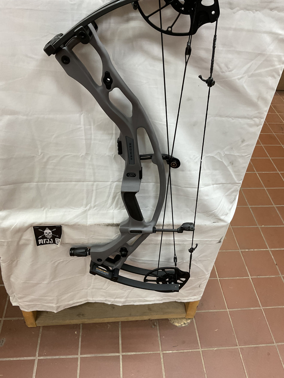 HOYT RX9 - RH/Thombstone/70 - #HRX9RHTS70 - 17 - NEW Discontinued over stock BOW!!!