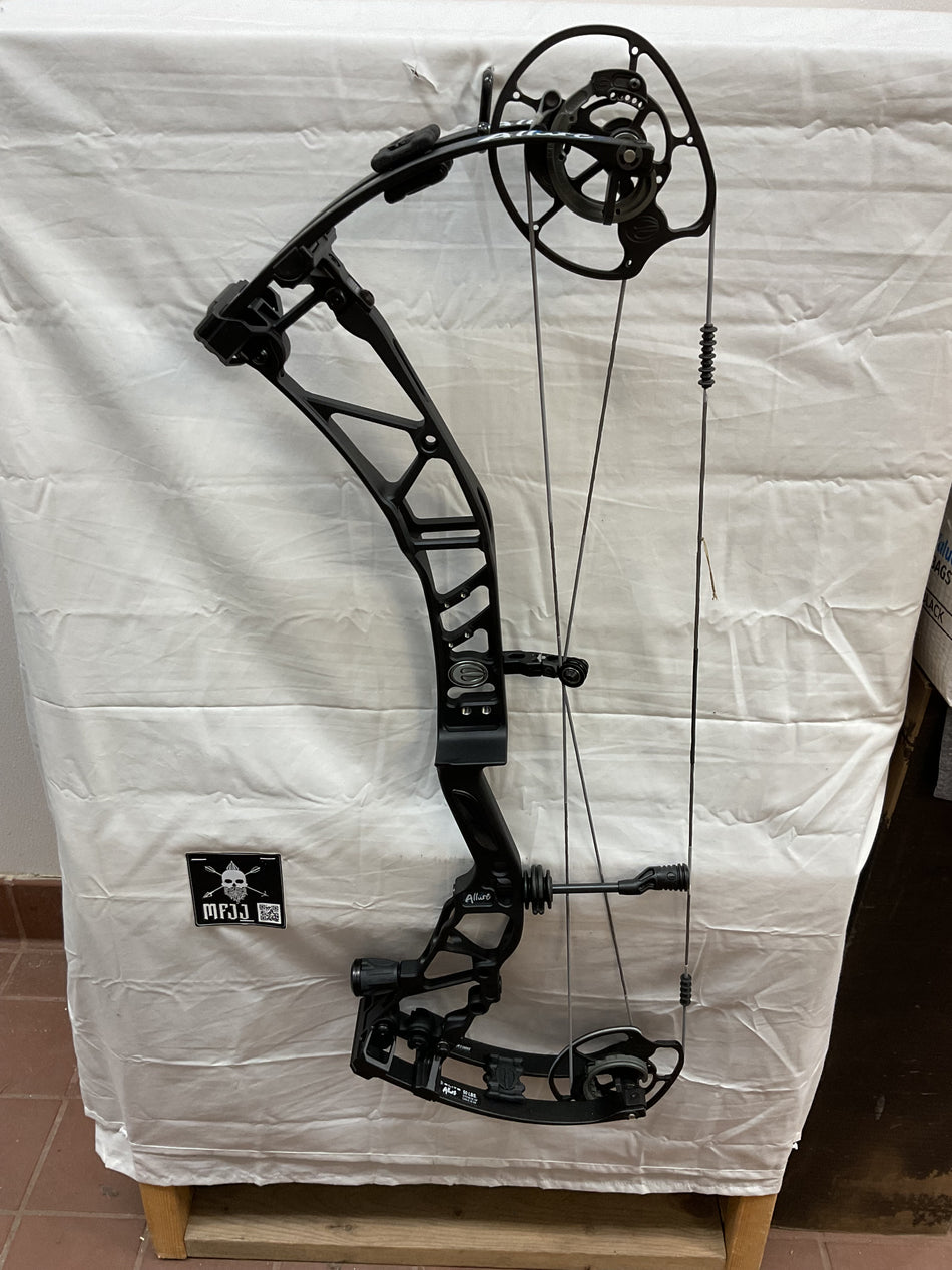 ELITE ALLURE RH/BLACK/50# - EARHB50 - 2 - USED BOW!!!!!