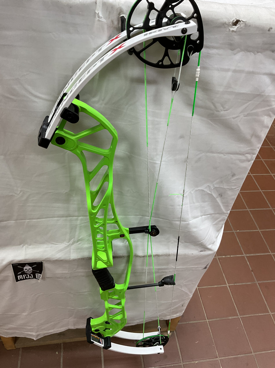 HOYT CONCEPT X 40 - RH/Twisted Green-White/60 - HCX40RHTGW60-3- USED BOW!!!