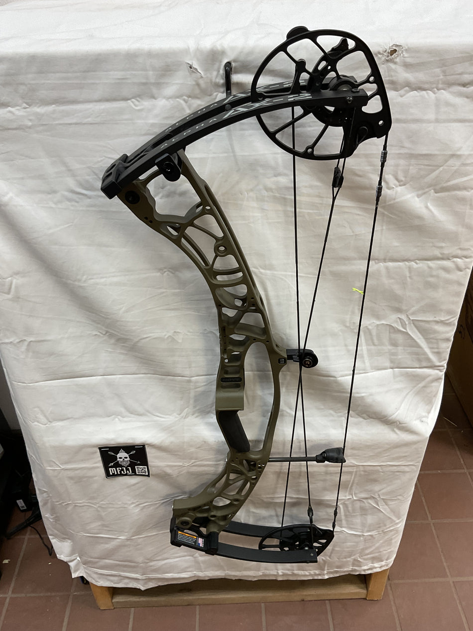 HOYT AX-2 32 - RH/WILDERNESS/65-75# - HAX232RHW75 - 10 - USED BOW!!!