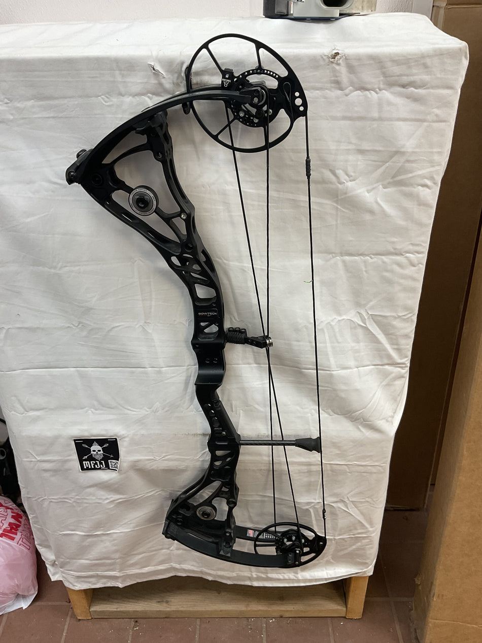 BOWTECH CORE SS - RH/BLACK/70 - #BCSSBLK70- 7 - USED BOW!!!