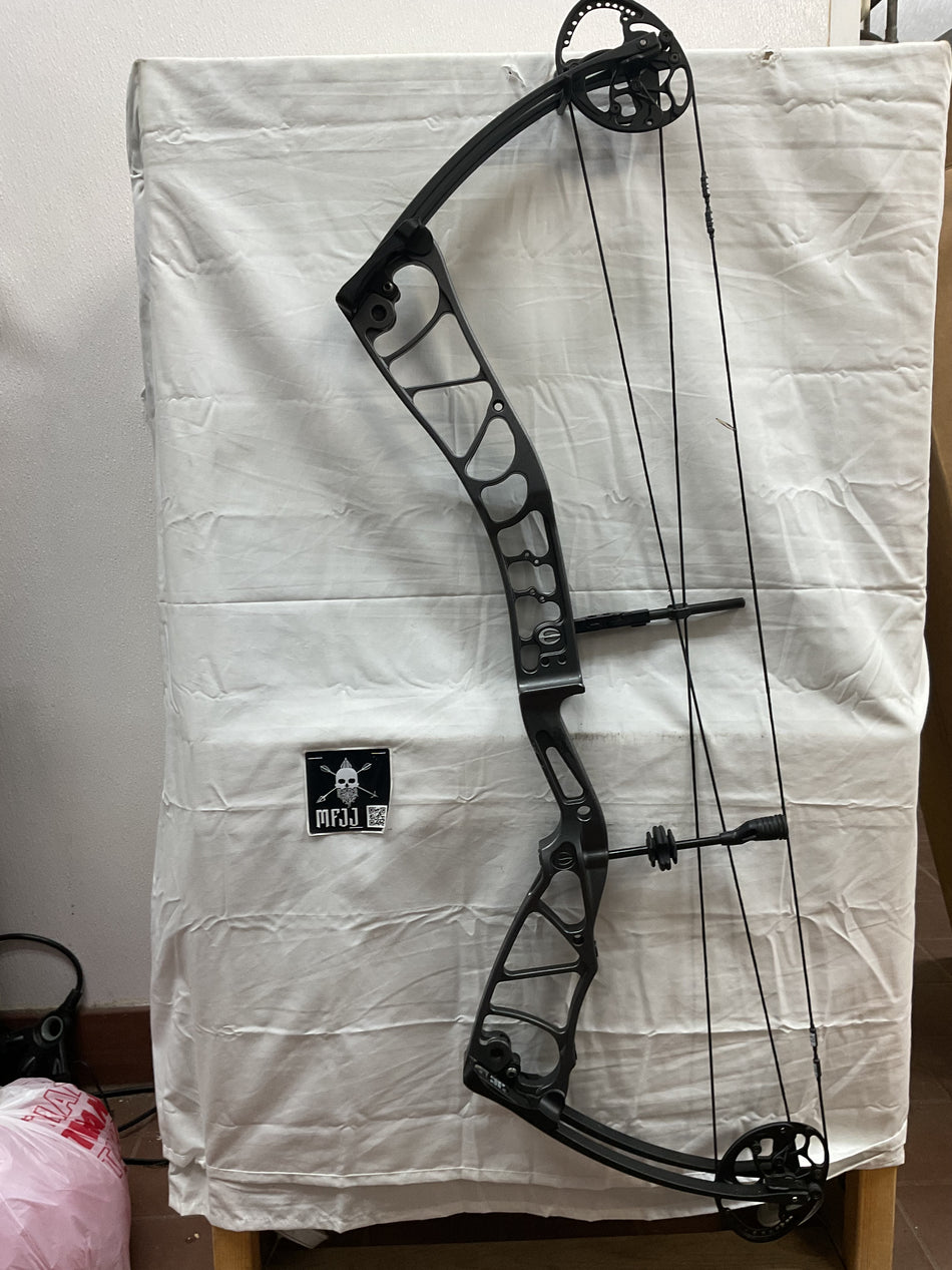 ELITE ECHELON 39- RH/GRAPHITE GRAY/60 - 3 - USED BOW!!!