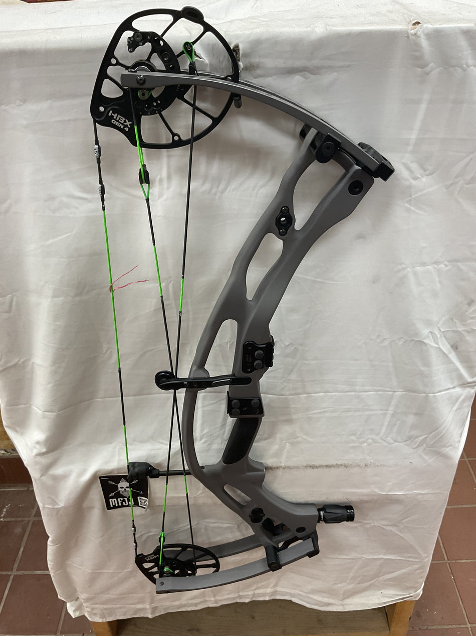 HOYT RX9 - RH/Tombstone/70 - #HRX9RHTS70 - 13 - USED BOW!!!