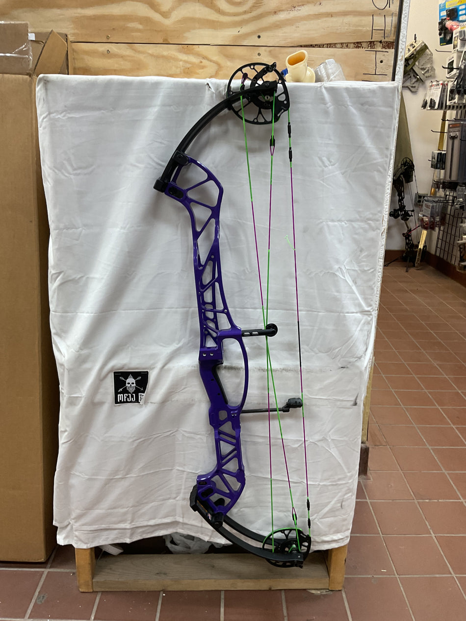 HOYT CONCEPT X 40 - LH/GALAXY PURPLE-BLACK/50 - HCX40LHGPB50-2- USED BOW!!!