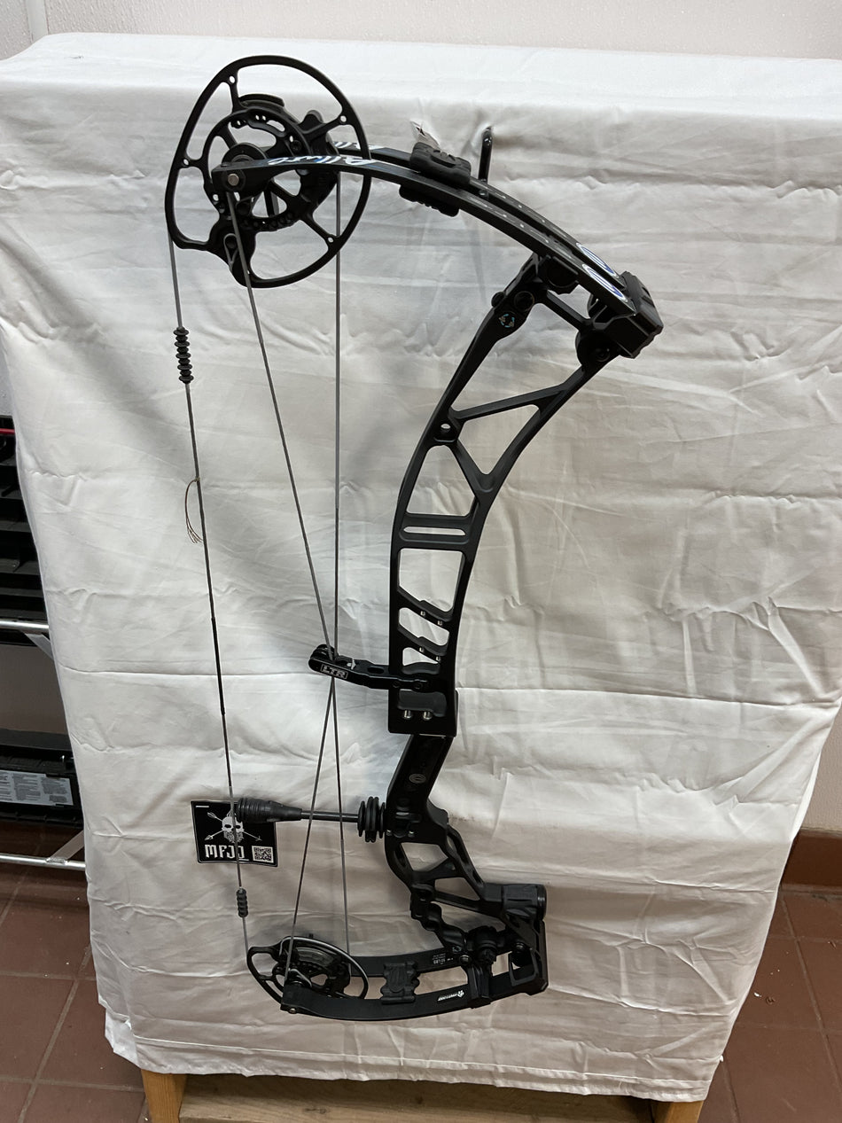 ELITE ALLURE RH/BLACK/50# - EARHB50 - 1 - USED BOW!!!!!