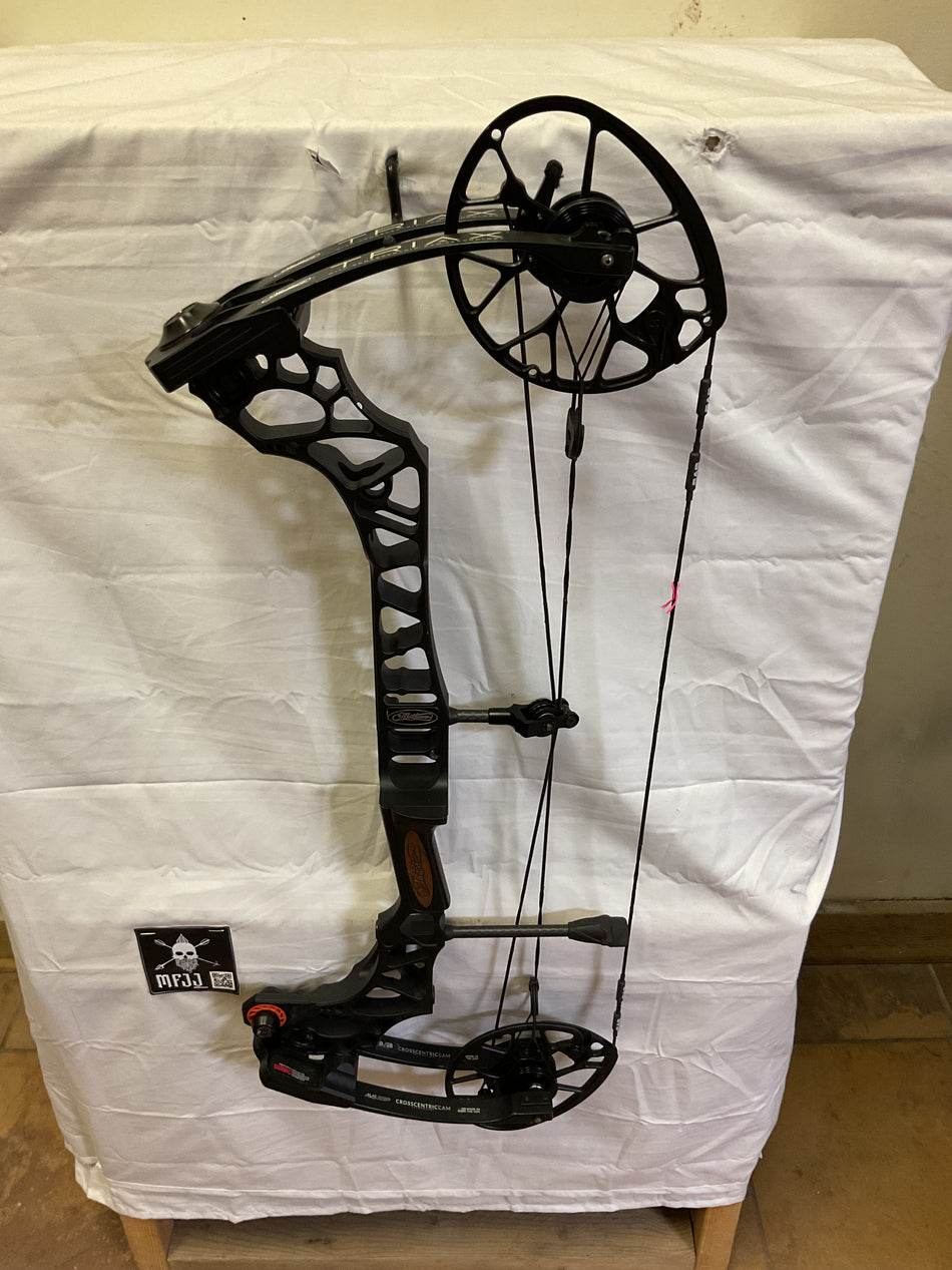 MATHEWS TRIAX BLACK - RH/BLACK/70# - MTRHB70-3 - USED BOW!!!