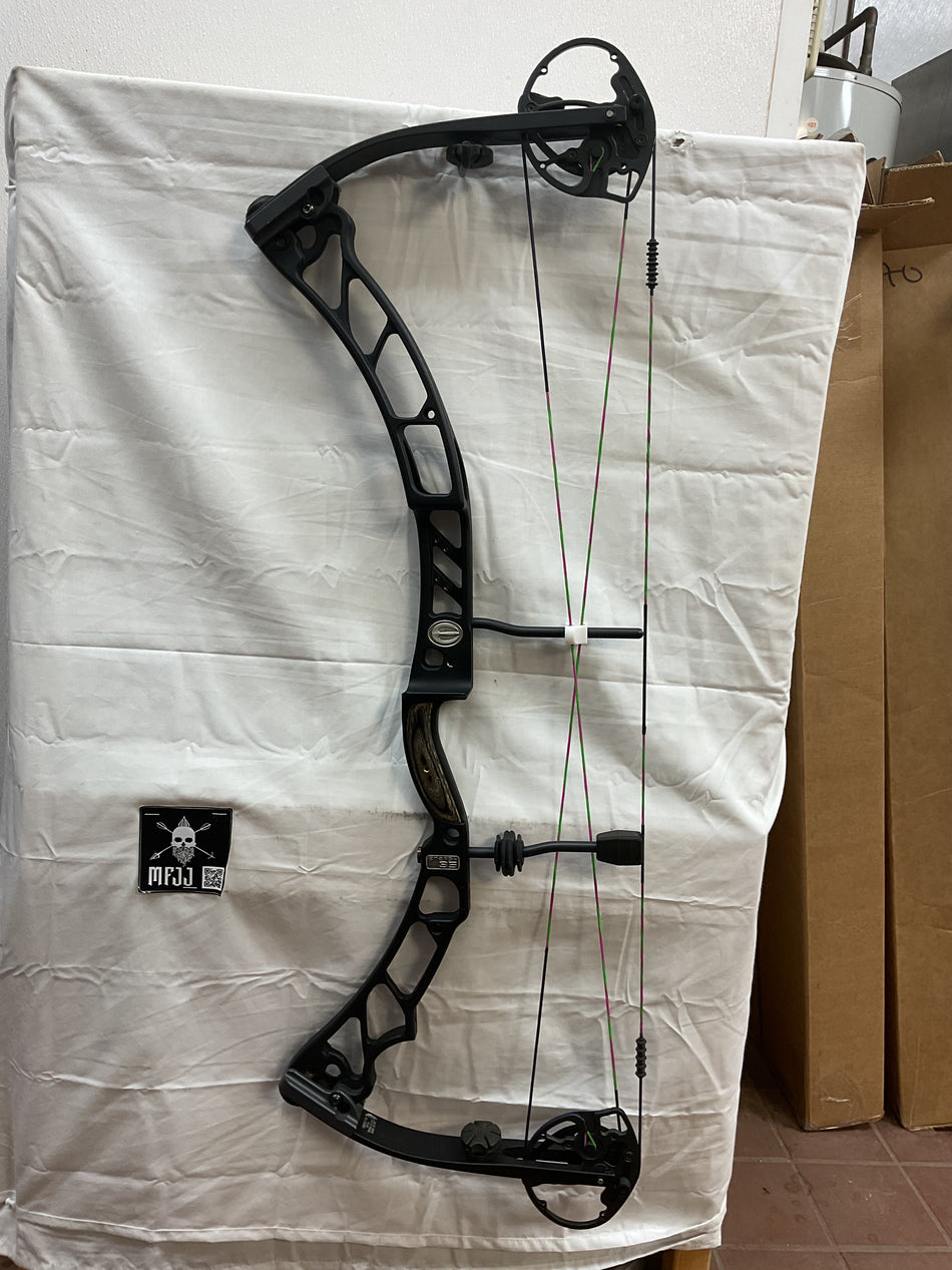 ELITE ENERGY 35 - RH/BLACK/60 - EE35RHB60- 4 - USED BOW!!!!