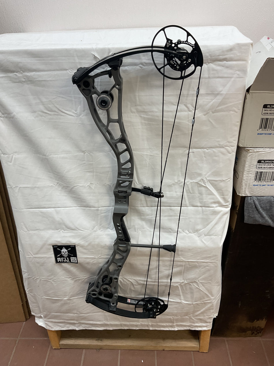 BOWTECH PROVEN 34 - RH/SMOKE GRAY-BLACK/70 - #BP34SGB70-3 - USED BOW!!!