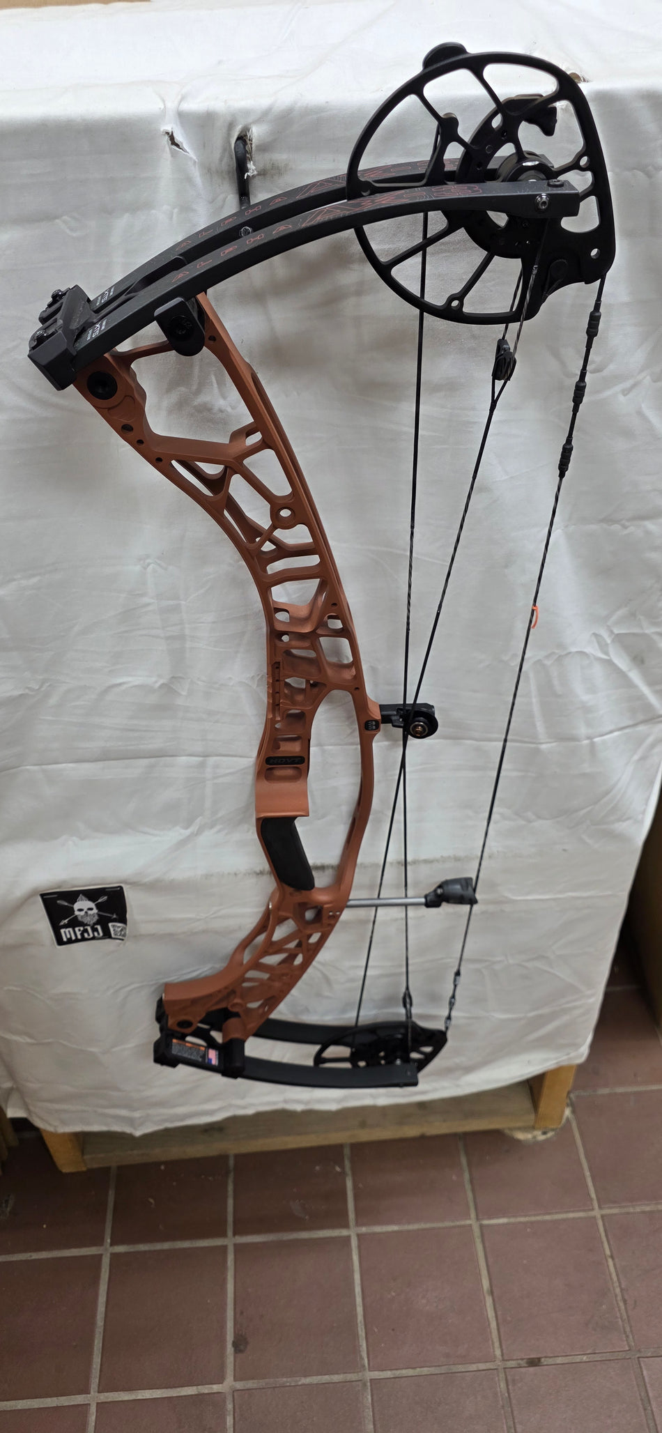 HOYT AX-3 33 - RH/Georgia Clay/65-75# - HAX-3.33RHGC75 - 1 - USED BOW!!