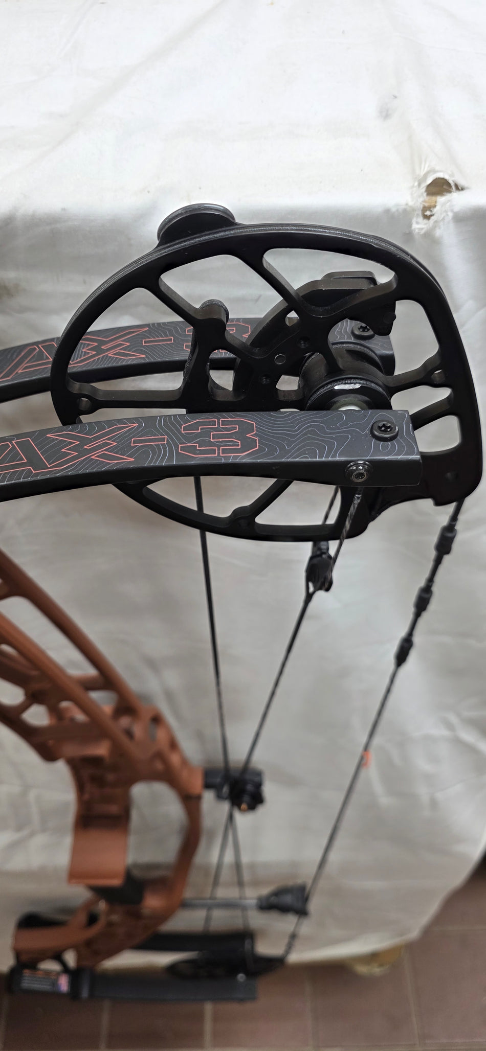 HOYT AX-3 33 - RH/Georgia Clay/65-75# - HAX-3.33RHGC75 - 1 - USED BOW!!
