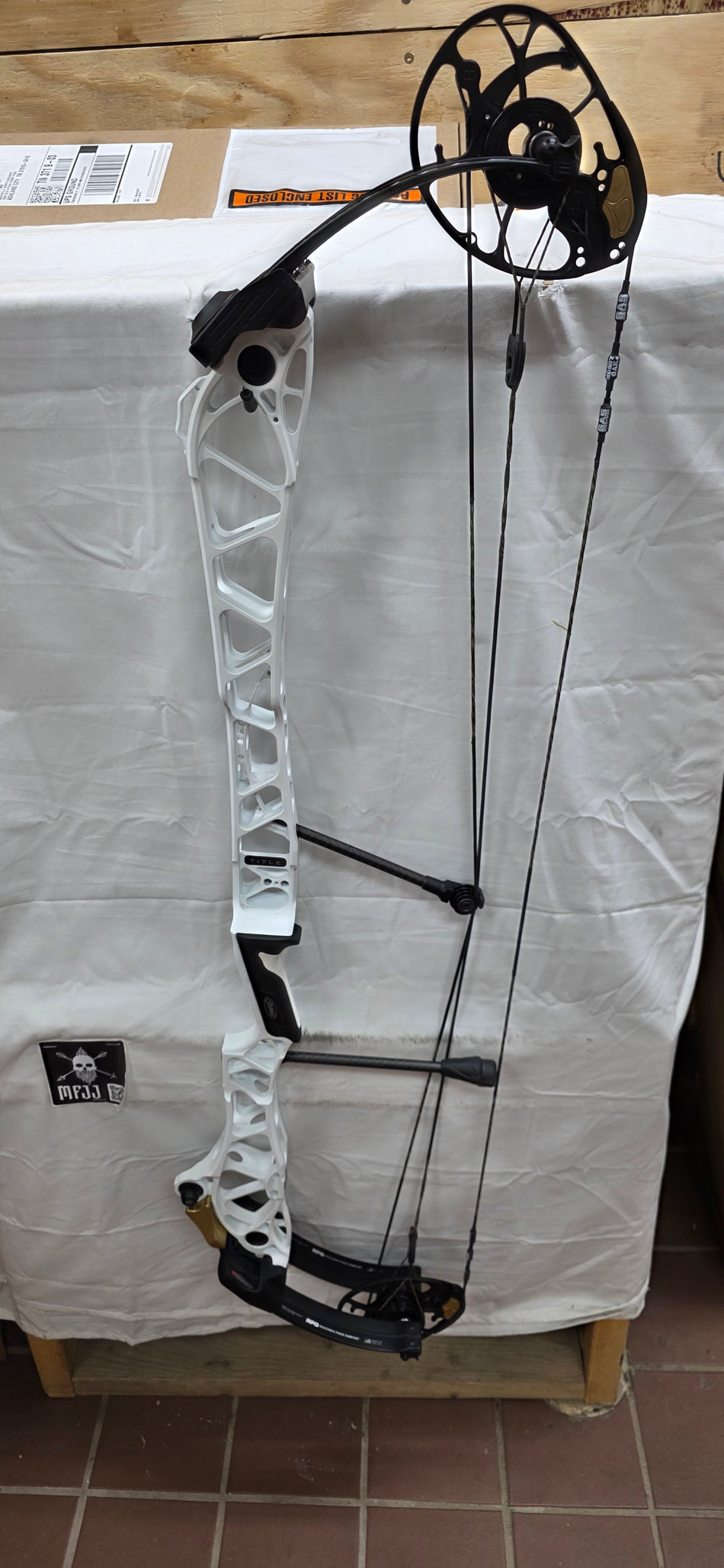 MATHEWS TITLE 40 GEN 2- RH/WHITE/50-70 - MT40RHW - 4 - USED BOW!!!