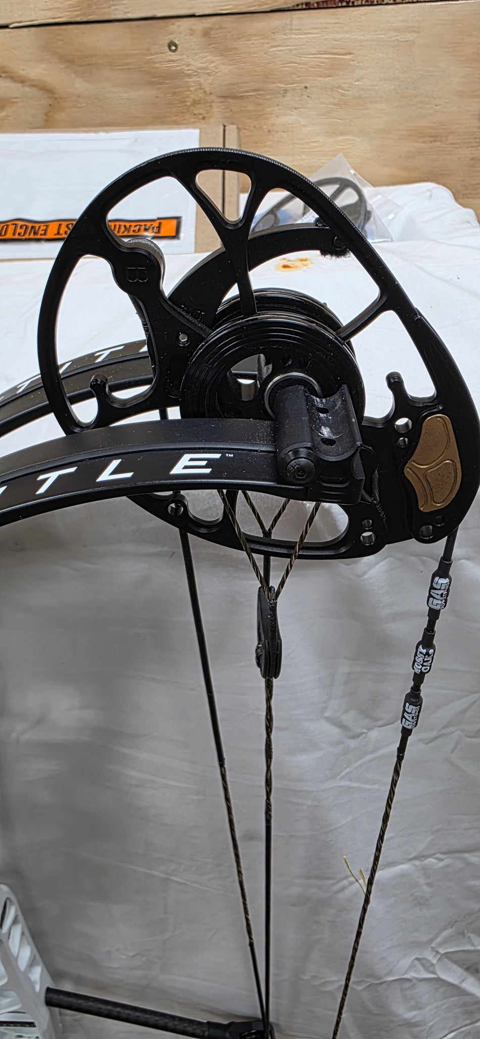 MATHEWS TITLE 40 GEN 2- RH/WHITE/50-70 - MT40RHW - 4 - USED BOW!!!