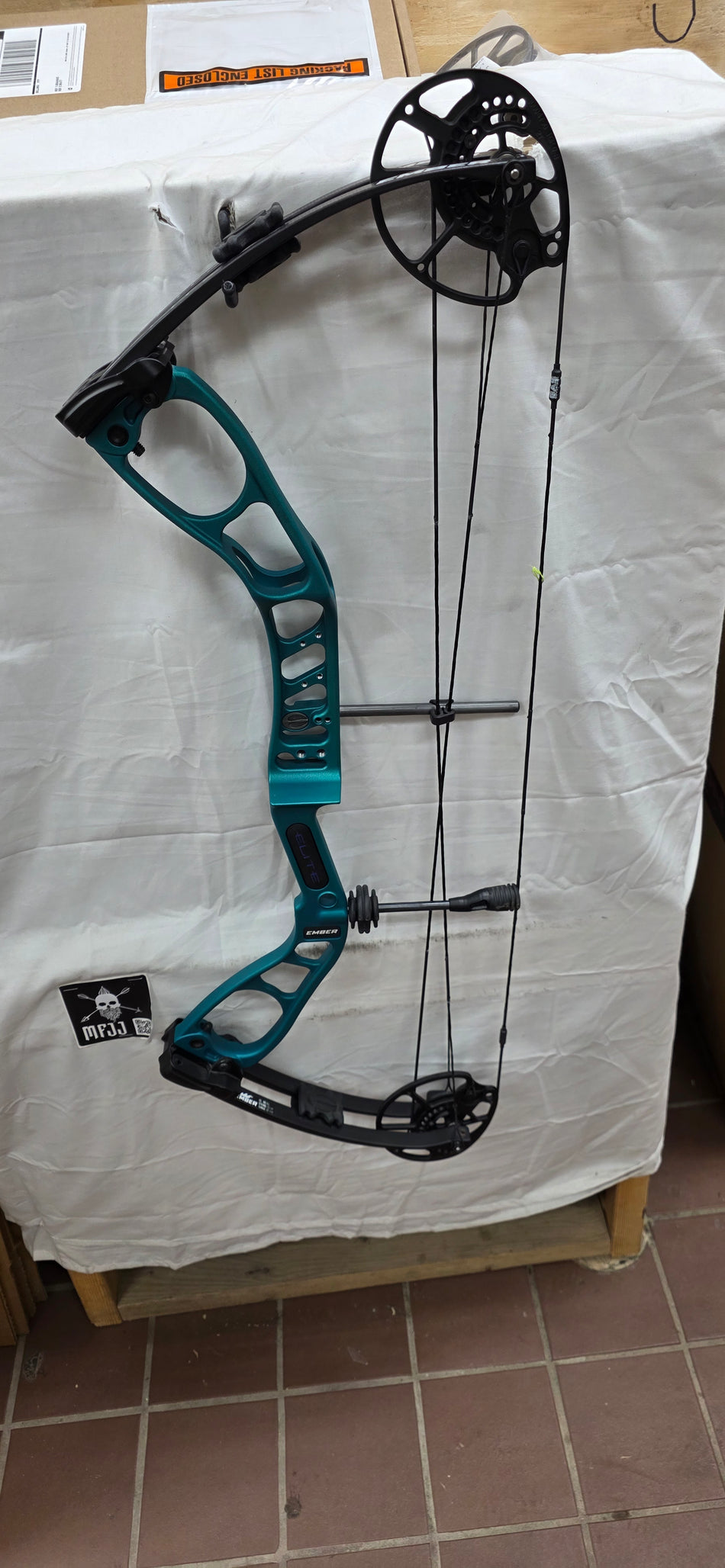 ELITE EMBER - RH/Turquoise/60 - EERHT60 - 3 - USED BOW!!!!