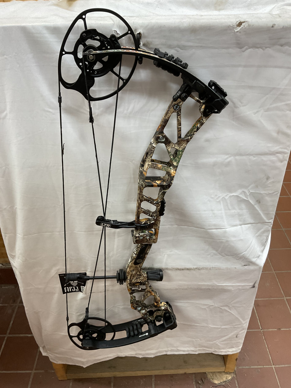 ELITE ARTUS - RH/Realtree/70 - EARHRT70 - 12 - USED BOW!!!!!