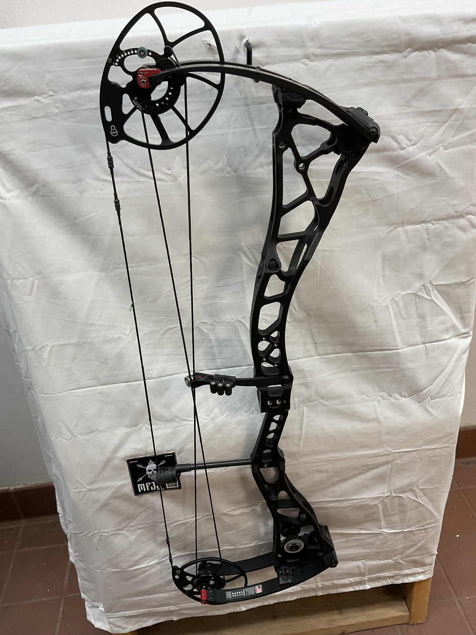 BOWTECH SS 34 - RH/BLACK/70# - BTSS34RHBLK70- 2 - USED BOW