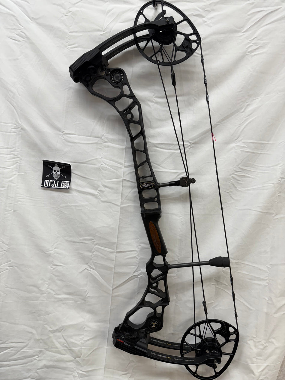 MATHEWS HALON 6 - RH/BLACK/70 - MH6RHB70-1 - USED BOW!!!