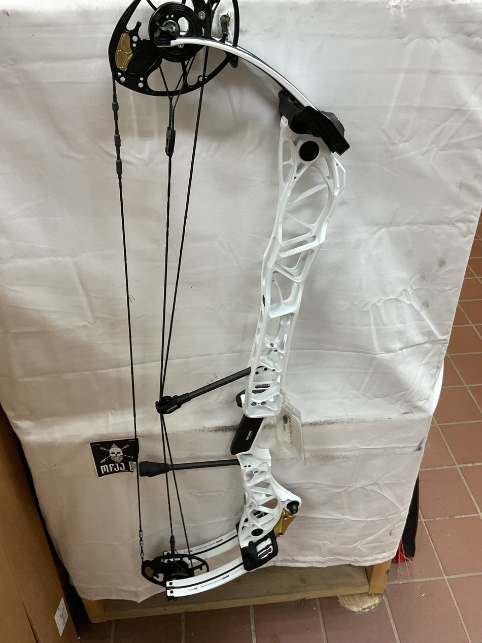 MATHEWS TITLE 36 Gen 1 - RH/White/50-70# - #MT36RHW70 - 9 - USED BOW!!!