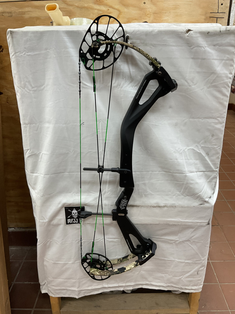 PSE CARBON LEVITATE - RH/Black/70 - #PSELTB-8 - USED BOW!!!!