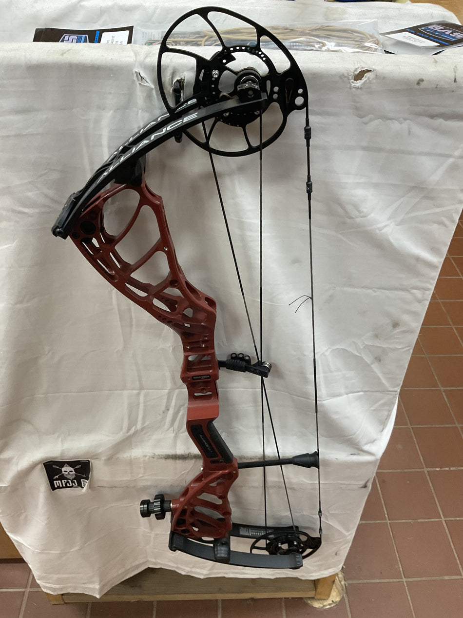 BOWTECH ALLIANCE 33- RH/Red Dirt/70 - #BSLSRHRD70- 3 - USED BOW!!!