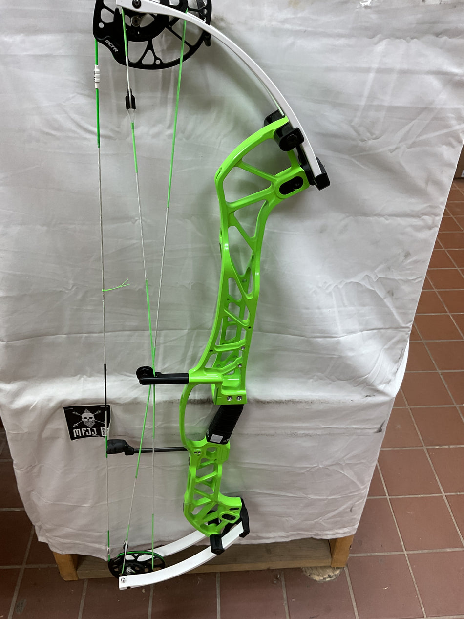 HOYT CONCEPT X 40 - RH/Twisted Green-White/60 - HCX40RHTGW60-3- USED BOW!!!