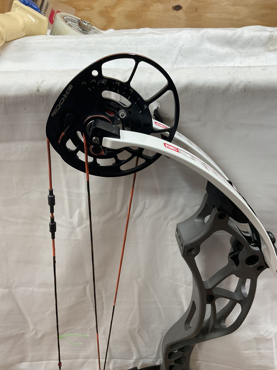 BowTech Reckoning 38 Gen 1/Grey-White/LH-BTRLHGW50-PodiumOutlet-2