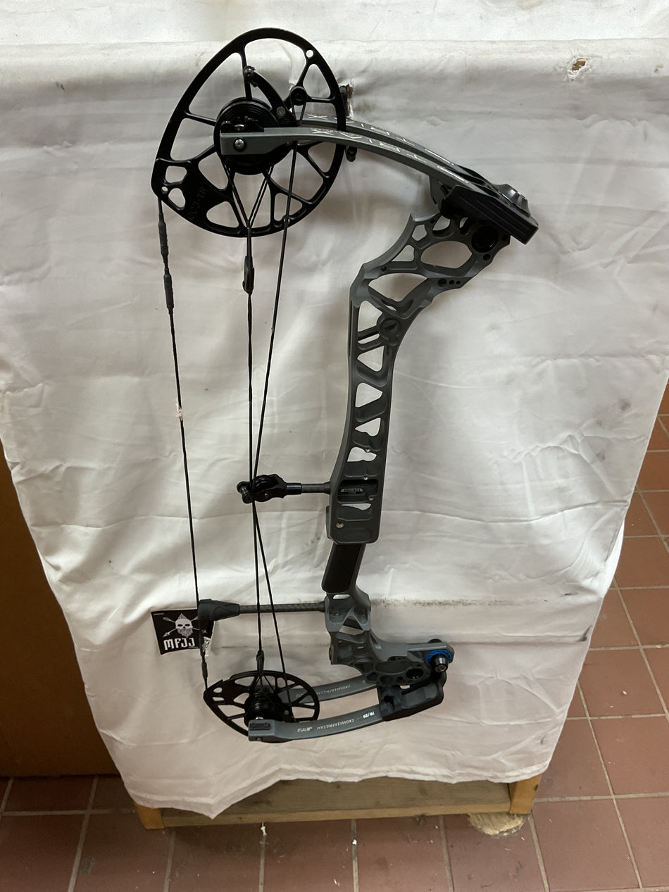 MATHEWS TRIAX - RH/Stone/70# - MTRHS70- 15- USED BOW!!!