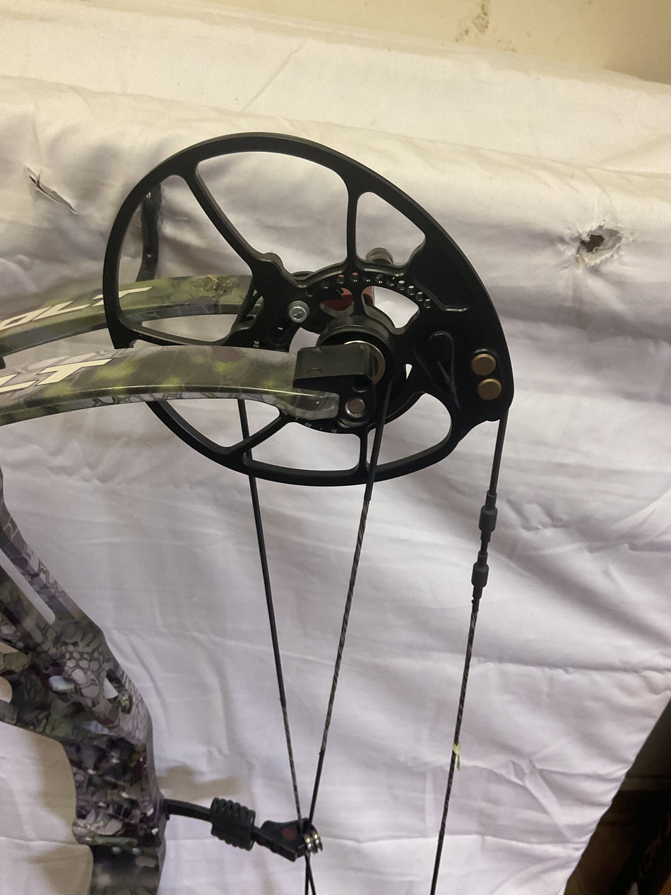 BOWTECH REVOLT - RH/KRYPTEK/70 - BTRVRHKP70-2 - USED BOW!!!!