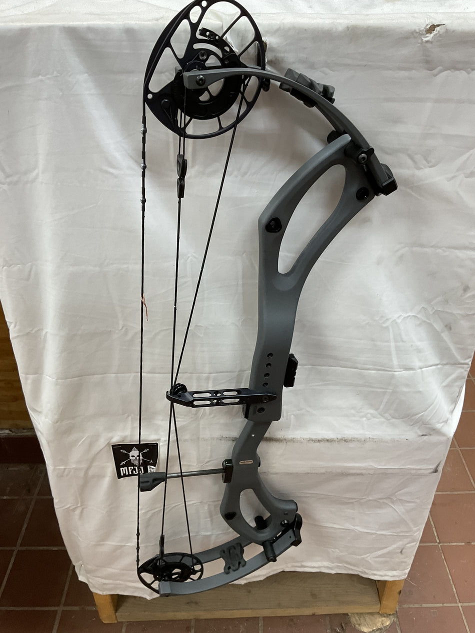 PSE MACH 33 DS - RH/Gray/70 - #PM33DSRHG70 - 9 - USED BOW!!!