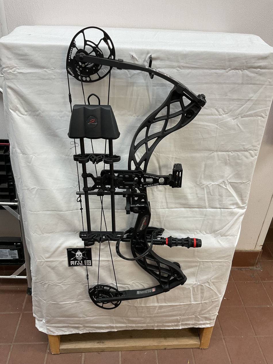 BOWTECH CARBON ZION - RH/BLACK/70 - #BCZRHB70-1 - USED BOW!!!