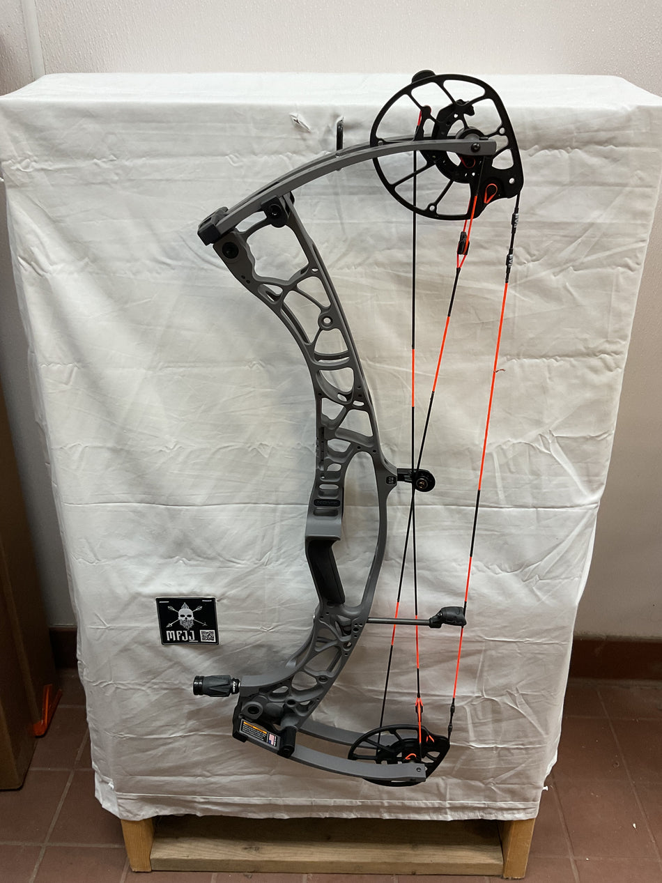 HOYT AX-2 32 - RH/TOMBSTONE/70# - HAX232RHT70-3 - USED