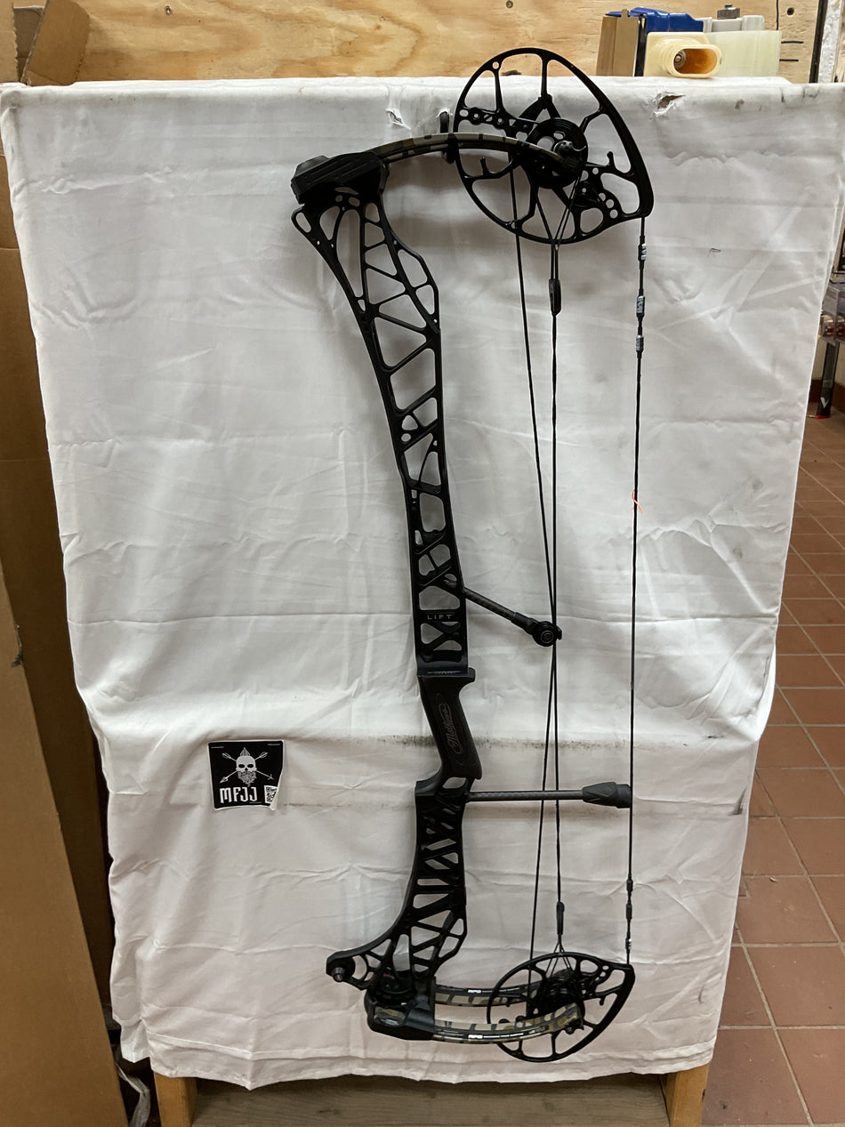 MATHEWS LIFT 33  - RH/Black-Bottomland/55-80# - #ML33RHBTMB5580 - 69- USED BOW!!!