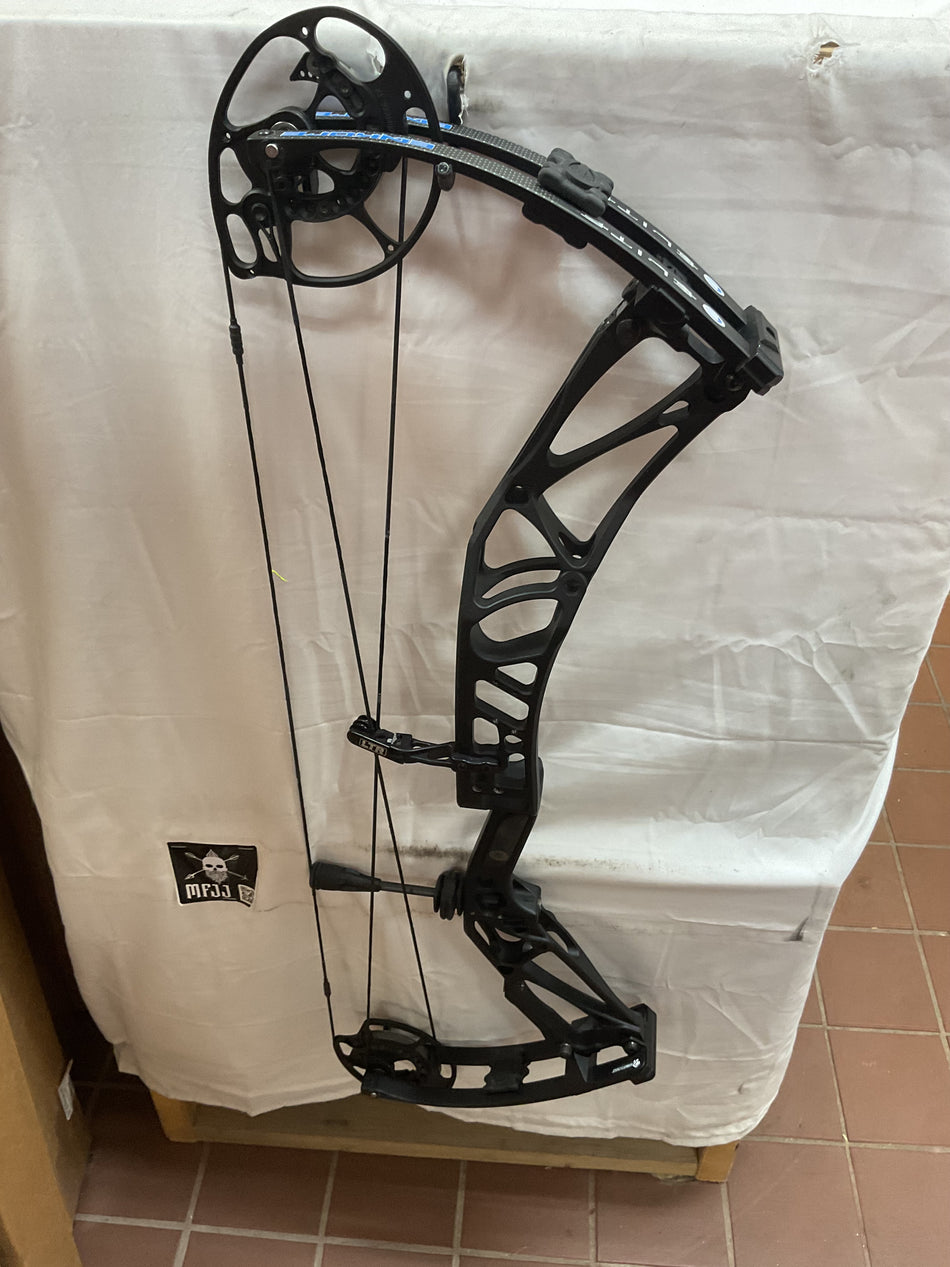 ELITE ENKORE - RH/Black/70# - EERHB70 - 6 - USED BOW!!!!!