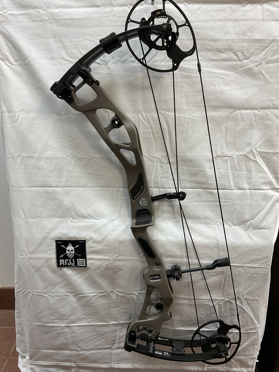 ELITE CARBON ERA - RH/MOUNTAIN TAN-BLACK/70 - #ECERHMTB70 - 1 - USED BOW!!!