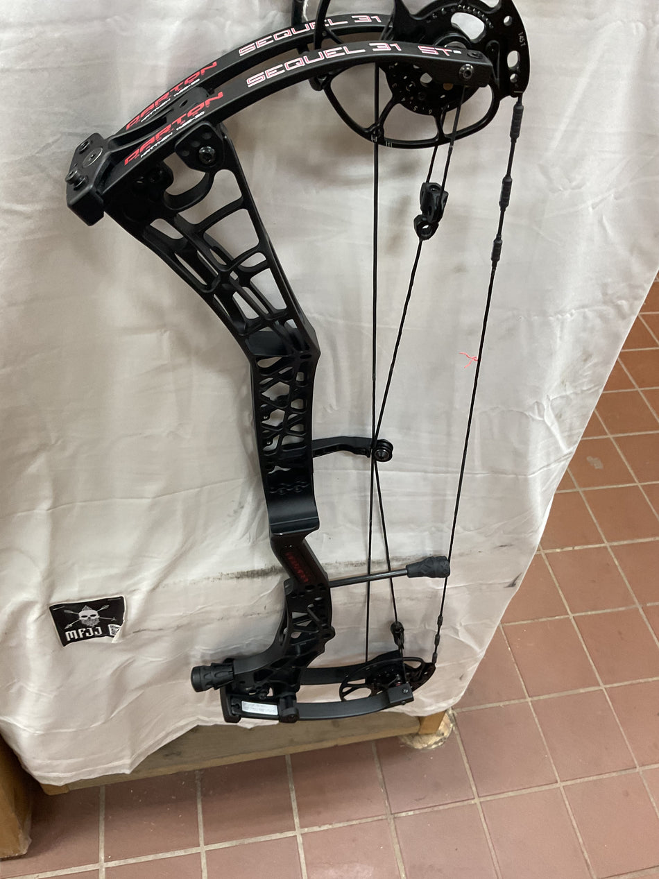DARTON SEQUEL 31 ST2 - RH/Black/70 - DS31ST2B70 - 18 - Used Bow!!!