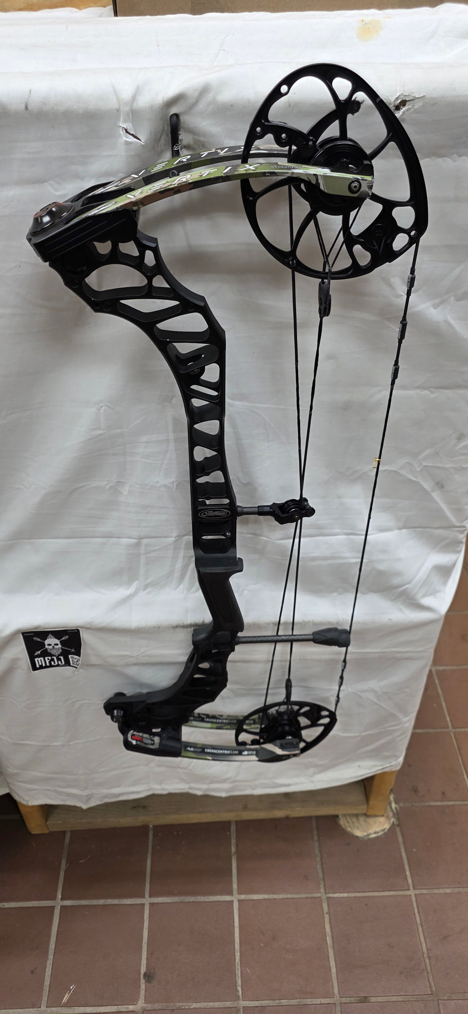 MATHEWS VERTIX - RH/BLACK/60-75# - #MVRHBLRRF70 - 8 - USED BOW!!!
