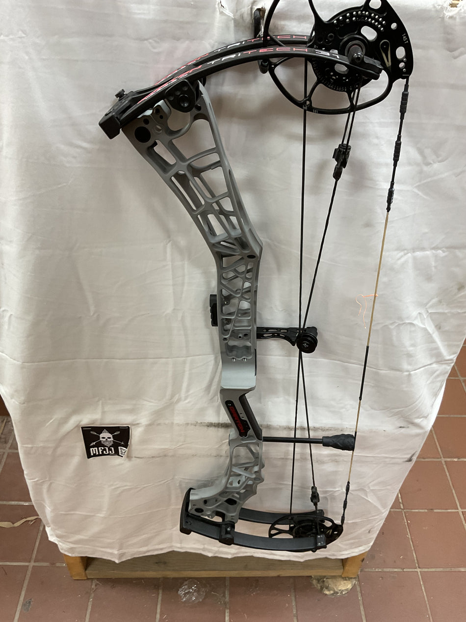 DARTON Tri-Tech 31 - RH/Stone Gray/70 - #DTT33RHSG70 - 4 -USED BOW!!!