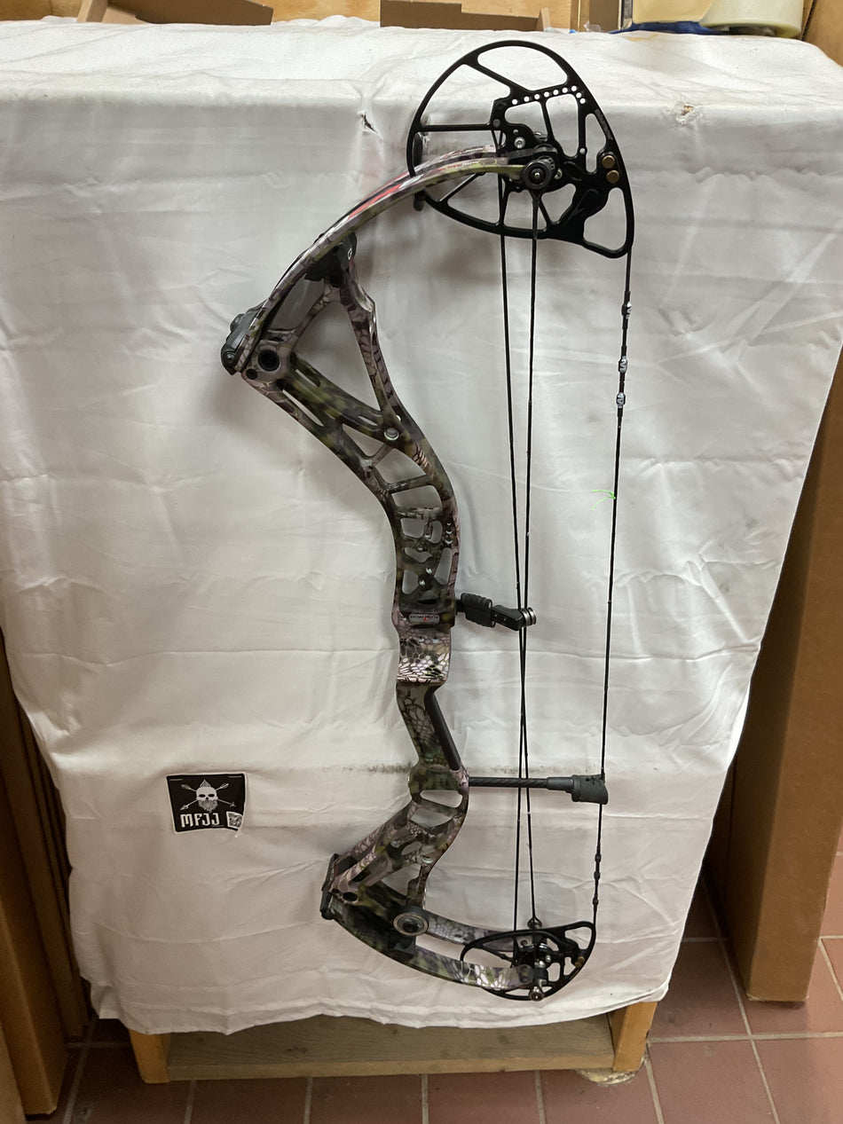 BOWTECH REALM SR6 - RH/Kryptek/70 - BTRSR6RHSK70 - 7 - USED BOW!!!