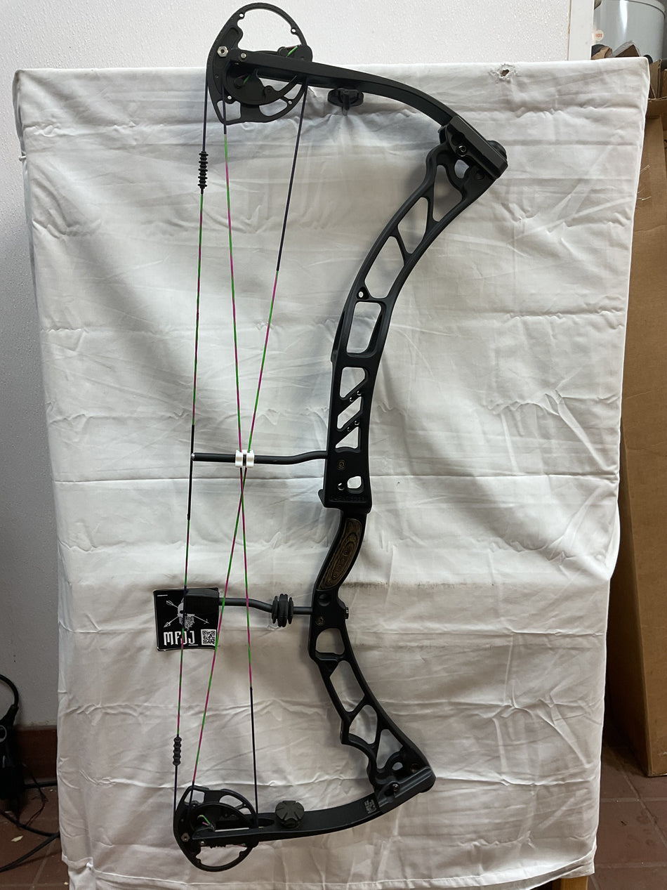 ELITE ENERGY 35 - RH/BLACK/60 - EE35RHB60- 4 - USED BOW!!!!