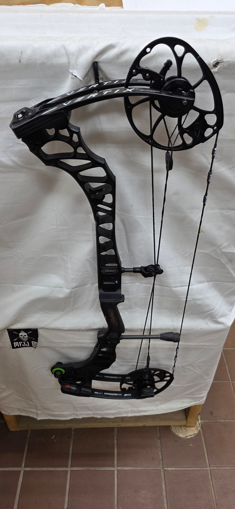 MATHEWS VERTIX - RH/BLACK/60-75# - #MVRHBL75 - 9 - USED BOW!!!