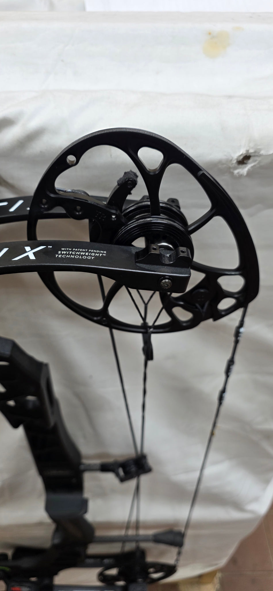 MATHEWS VERTIX - RH/BLACK/60-75# - #MVRHBL75 - 9 - USED BOW!!!